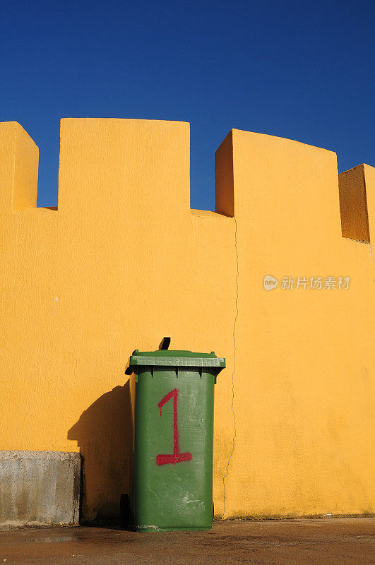 Bin by a wall，英国